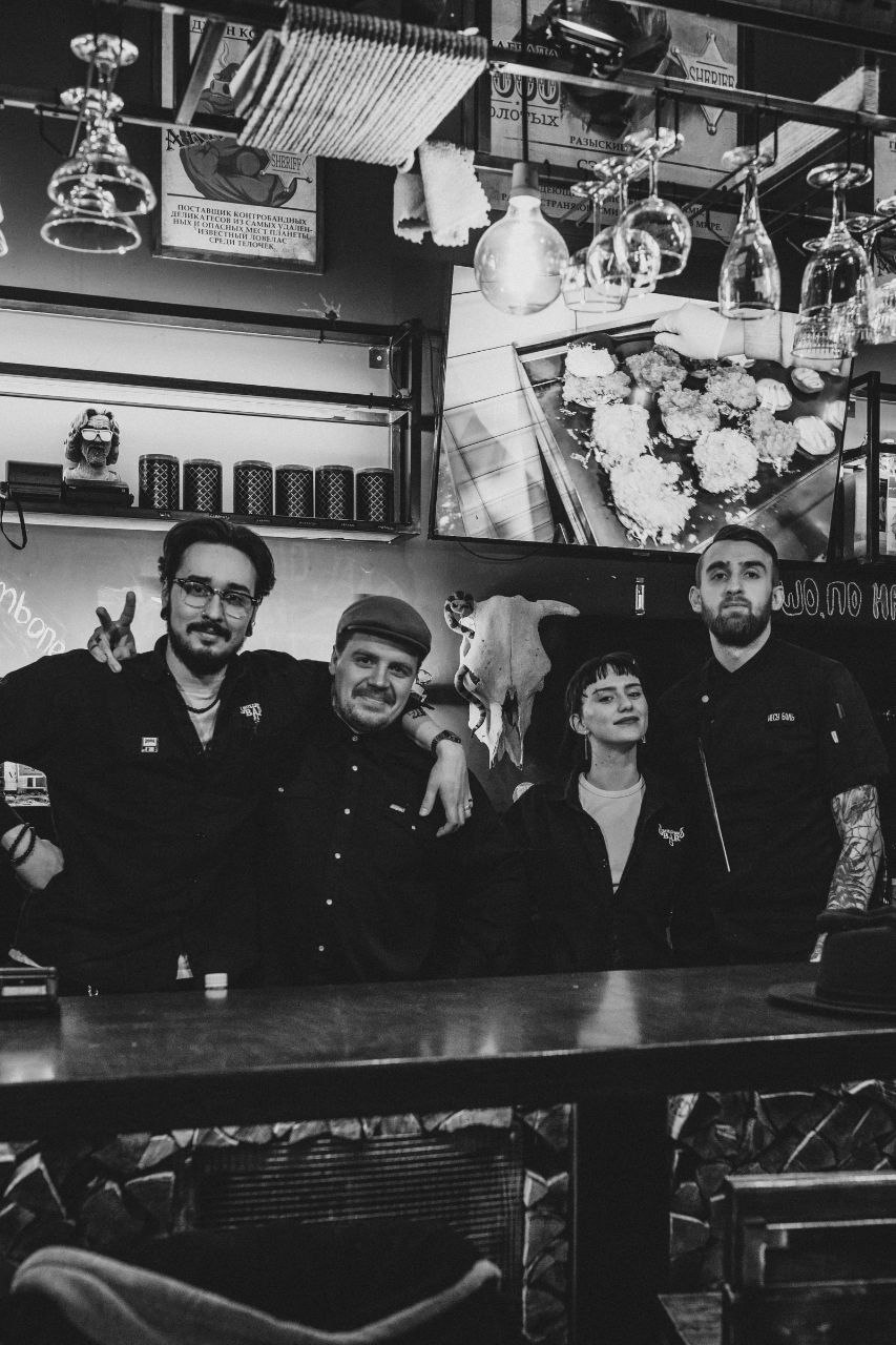 Блюдо американской кухни в Bullpen BAR